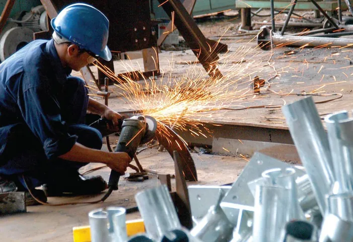 An Toàn Lao Động Trong Sản Xuất Giày Da: Rủi Ro, Biện Pháp & Trang Bị Bảo Hộ