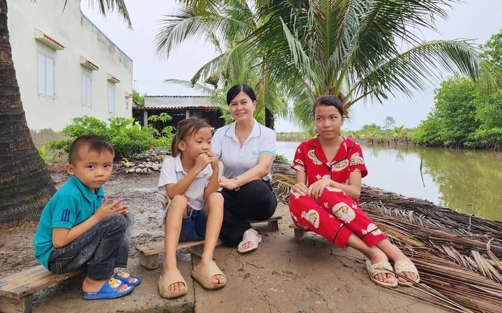 Cậu Bé Mồ Côi Đánh Giày Nuôi Em: Câu Chuyện Vượt Khó Vươn Lên Từ Đôi Bàn Tay Trắng