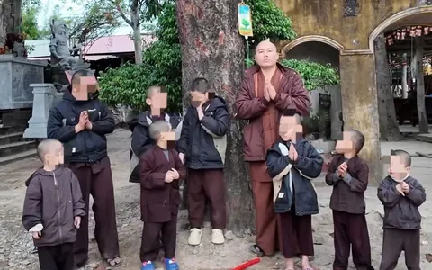 Cậu Bé Mồ Côi Đánh Giày Nuôi Em: Câu Chuyện Vượt Khó Vươn Lên Từ Đôi Bàn Tay Trắng