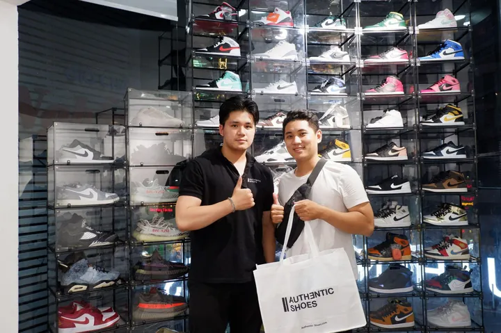 Top 10+ Cửa Hàng Giày Sneaker Chính Hãng Uy Tín Nhất Hiện Nay (2024) Top 10+ Cửa Hàng Giày Sneaker Chính Hãng Uy Tín Nhất Hiện Nay (2024)