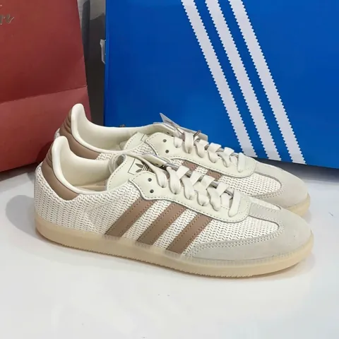 Khám Phá Các Mẫu Giày Nổi Tiếng Của Adidas Originals: Lịch Sử, Biểu Tượng Và Phong Cách
