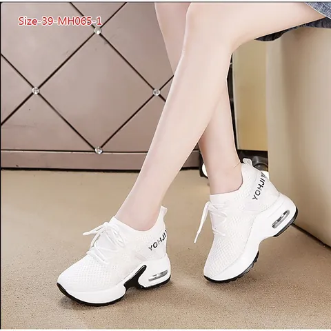 Các Mẫu Giày Thể Thao Nữ Đẹp: Lựa Chọn Hoàn Hảo Cho Phong Cách Năng Động Các Mẫu Giày Thể Thao Nữ Đẹp: Lựa Chọn Hoàn Hảo Cho Phong Cách Năng Động