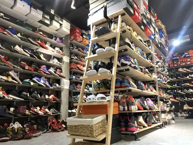 Các Store Bán Giày Real Cũ Uy Tín Tại TP.HCM: Hướng Dẫn Chi Tiết