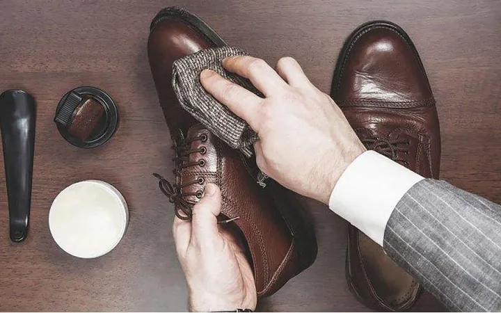 Bí Quyết Bảo Quản Đế Giày Trắng Sáng, Tránh Ố Vàng Hiệu Quả Bí Quyết Bảo Quản Đế Giày Trắng Sáng, Tránh Ố Vàng Hiệu Quả