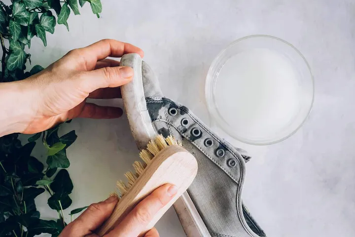 Cách Giặt Giày Vải Sạch Bong, Không Bị Ố Vàng Như Mới Cách Giặt Giày Vải Sạch Bong, Không Bị Ố Vàng Như Mới