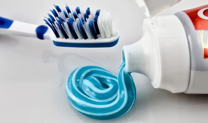 Cách Làm Sạch Đế Giày Trắng Bằng Kem Đánh Răng: Hướng Dẫn Chi Tiết Tại Nhà
