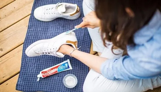 Cách Làm Sạch Đế Giày Trắng Bằng Kem Đánh Răng: Hướng Dẫn Chi Tiết Tại Nhà
