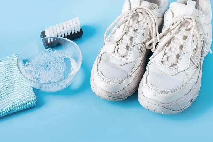 9+ Cách Làm Sạch Giày Da Lộn Màu Trắng Tại Nhà Hiệu Quả Như Mới