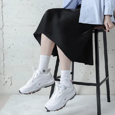 Cách Phối Đồ Với Giày Nike Đen Nữ Cực Chất: Từ Năng Động Đến Thanh Lịch