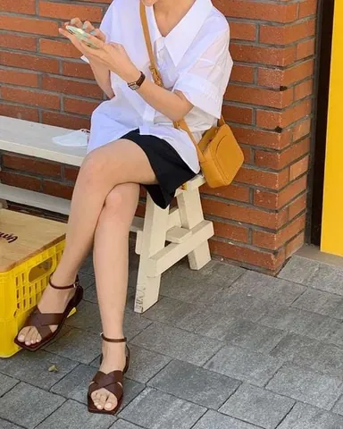 Bí Quyết Phối Đồ Sành Điệu Với Giày Sandal Đế Bệt Theo Mọi Phong Cách Bí Quyết Phối Đồ Sành Điệu Với Giày Sandal Đế Bệt Theo Mọi Phong Cách