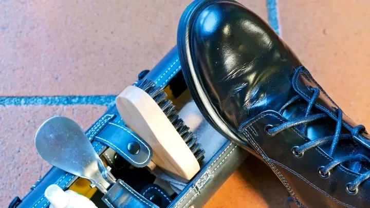 Cách Phục Hồi Giày Đen Bị Bay Màu Hiệu Quả Tại Nhà