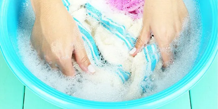 Cách Tẩy Sạch Vết Dầu Nhớt Trên Giày Vải Hiệu Quả Tại Nhà Cách Tẩy Sạch Vết Dầu Nhớt Trên Giày Vải Hiệu Quả Tại Nhà