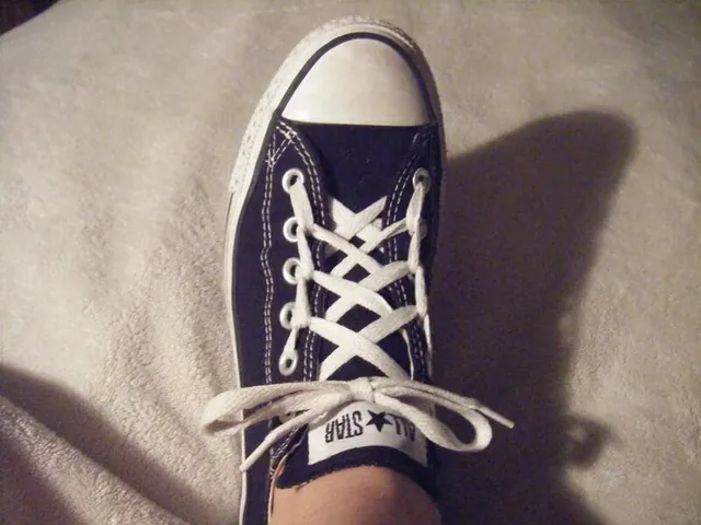 Cách Thắt Dây Giày Converse Giấu Dây Đẹp Mắt & Gọn Gàng