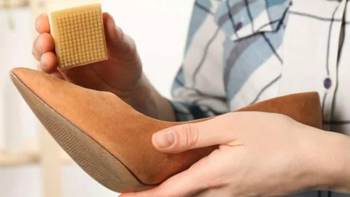 Cách Xử Lý Giày Da Lộn Bị Mốc Hiệu Quả Tại Nhà