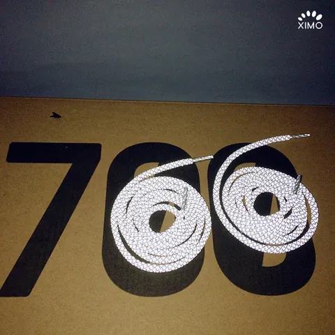 Cách Vệ Sinh Giày Yeezy 350 Phản Quang Đúng Cách Để Bền Đẹp Như Mới