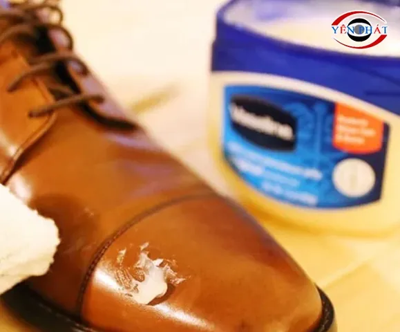 Cách Dùng Vaseline Xóa Vết Xước Trên Giày Bóng Hiệu Quả Tại Nhà