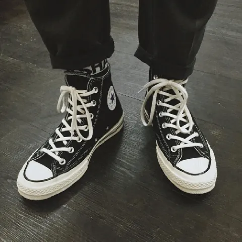 Cách Buộc Dây Giày Converse Thành Giày Lười Đơn Giản Mà Vẫn Thời Trang