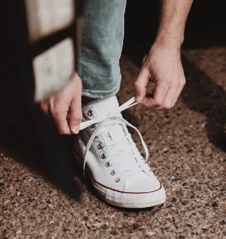 Cách Buộc Dây Giày Converse Thành Giày Lười Đơn Giản Mà Vẫn Thời Trang