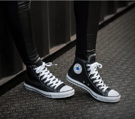 Cách Buộc Dây Giày Converse Thành Giày Lười Đơn Giản Mà Vẫn Thời Trang