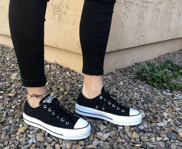 Chân To Có Hợp Đi Giày Converse Không? Hướng Dẫn Chọn Giày Thoải Mái & Phong Cách