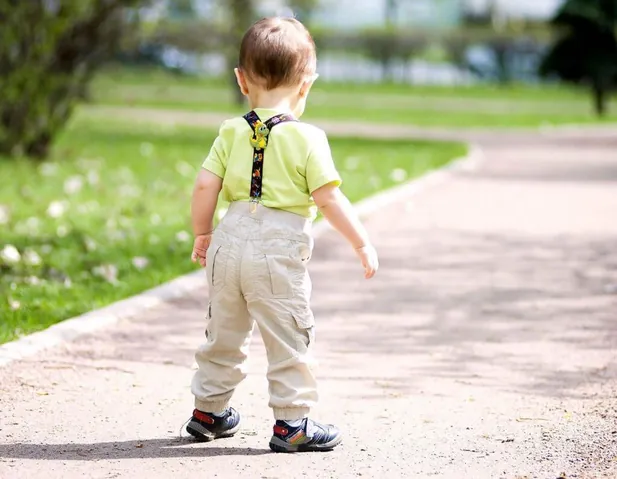 Giày Tập Đi Có Con Lăn Cho Bé: Chọn Sao Cho Chuẩn & An Toàn?
