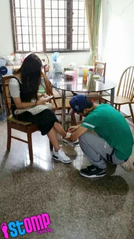 Hành Động Buộc Dây Giày Cho Người Yêu: Ý Nghĩa Lãng Mạn Hay Sự Dễ Dãi?