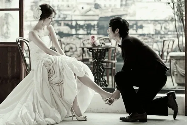 Hành Động Buộc Dây Giày Cho Người Yêu: Ý Nghĩa Lãng Mạn Hay Sự Dễ Dãi?