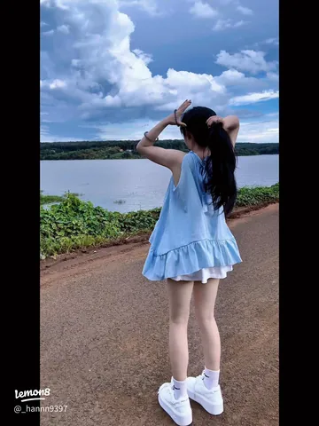 Cô Gái Mang Giày Thể Thao: Biểu Tượng Thời Trang, Tinh Thần Và Phong Cách Sống