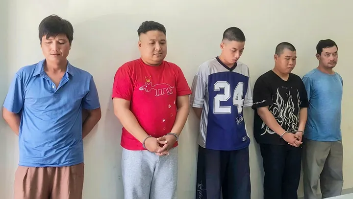 "cô Gái Mang Hài Đỏ Và Chàng Trai Giày Xanh": Khám Phá Ý Nghĩa Ẩn Dụ Và Nguồn Cảm Hứng "cô Gái Mang Hài Đỏ Và Chàng Trai Giày Xanh": Khám Phá Ý Nghĩa Ẩn Dụ Và Nguồn Cảm Hứng
