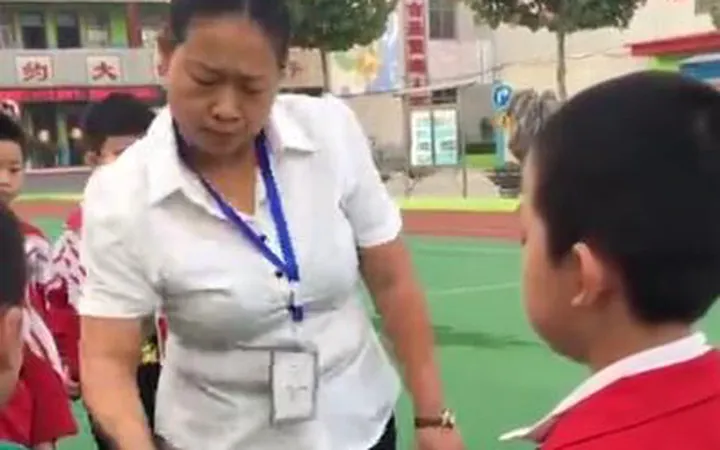 Cô Giáo Cầm Giày Đánh Học Sinh: Vụ Việc Gây Chấn Động Sân Trường Và Phản Ứng Dư Luận