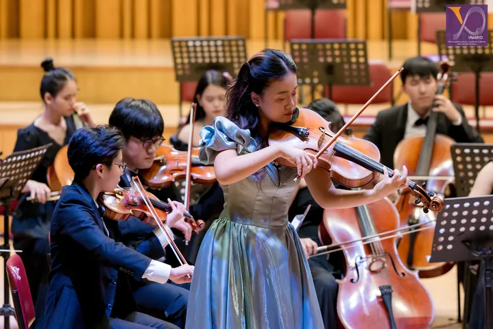 Cô Giáo Cầm Giày Đánh Học Sinh: Vụ Việc Gây Chấn Động Sân Trường Và Phản Ứng Dư Luận