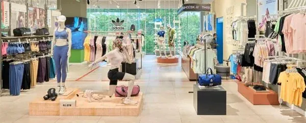 Cửa Hàng Giày Adidas Chính Hãng Tại TP.HCM: Địa Chỉ & Lưu Ý Chọn Mua