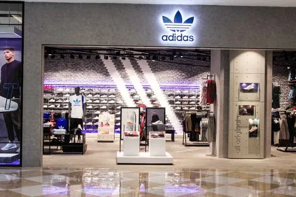 Cửa Hàng Giày Adidas Chính Hãng Tại TP.HCM: Địa Chỉ & Lưu Ý Chọn Mua