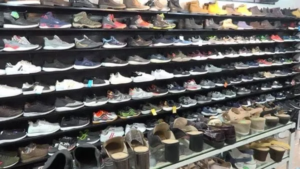Cửa Hàng Kích Size Giày Uy Tín Tại Hà Nội: Tìm Đâu Cho Bàn Chân Ngoại Cỡ?