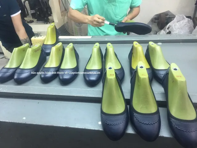 Địa Chỉ Bán Buôn Giày Dép Sỉ Lẻ Uy Tín Tại Hà Nội: Chợ, Xưởng & Shop