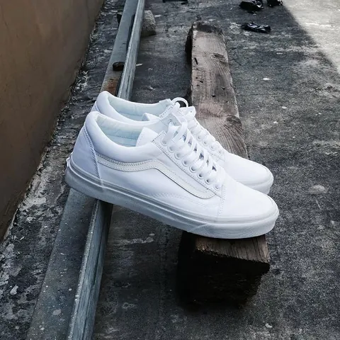 Thuốc Tẩy Có Làm Hỏng Giày Vans Không? Cách Xử Lý Và Phòng Ngừa Hiệu Quả Thuốc Tẩy Có Làm Hỏng Giày Vans Không? Cách Xử Lý Và Phòng Ngừa Hiệu Quả