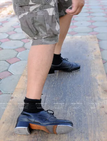 Tap Dance Là Gì? Hướng Dẫn Chi Tiết Về Nghệ Thuật Tạo Nhịp Điệu Bằng Giày Trên Sàn Gỗ