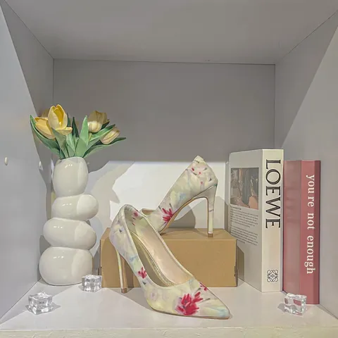 Gia Công Giày Cao Gót Số Lượng Ít: Xưởng Uy Tín & Lưu Ý Quan Trọng Gia Công Giày Cao Gót Số Lượng Ít: Xưởng Uy Tín & Lưu Ý Quan Trọng