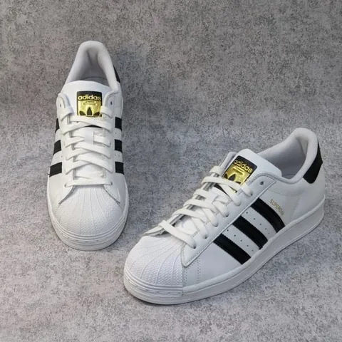 Giá Giày Adidas Chính Hãng Tại Việt Nam: Cập Nhật Mới Nhất & Tư Vấn Chọn Mua