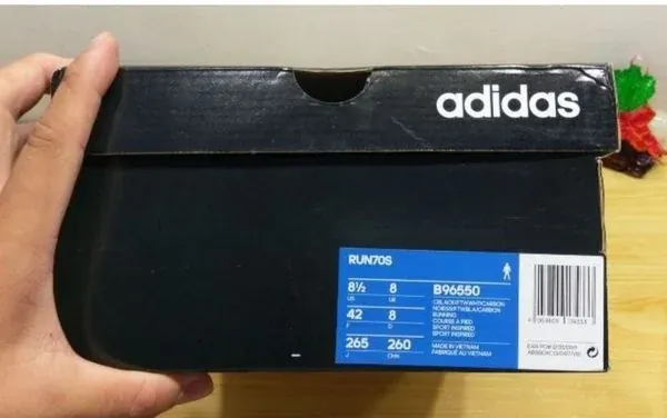 Vị Trí Tem Giày Adidas Chính Hãng Nằm Ở Đâu Và Cách Nhận Biết Chuẩn Xác