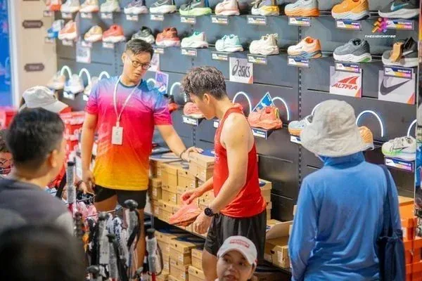 Giày Adidas Nam Chính Hãng 2018 Tại TP.HCM: Tìm Cửa Hàng Uy Tín & Mẫu Mã Đẹp