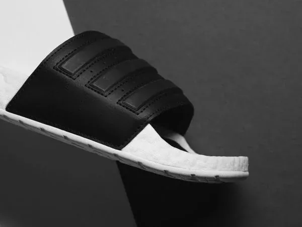 Giày Adidas Thật Và Giả: Phân Biệt Chi Tiết Các Dấu Hiệu Nhận Biết
