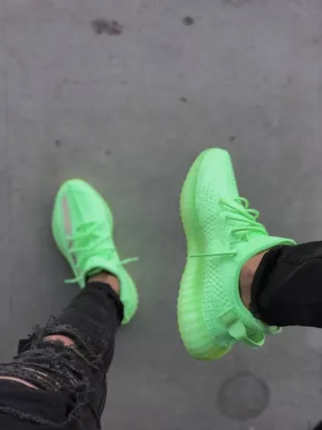 Giày Adidas Yeezy Boost 350 V2 "glow In The Dark": Đánh Giá Chi Tiết, Đặc Điểm Nổi Bật Và Nơi Mua Giày Adidas Yeezy Boost 350 V2 "glow In The Dark": Đánh Giá Chi Tiết, Đặc Điểm Nổi Bật Và Nơi Mua