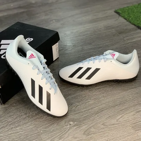 Top Giày Đá Bóng Adidas Dưới 1 Triệu Ngon Nhất 2024: Chọn Đúng Đôi Cho Sân Cỏ Nhân Tạo