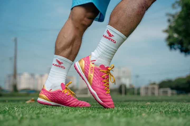 Top Giày Đá Bóng Adidas Dưới 1 Triệu Ngon Nhất 2024: Chọn Đúng Đôi Cho Sân Cỏ Nhân Tạo