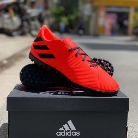 Top Giày Đá Bóng Adidas Dưới 1 Triệu Ngon Nhất 2024: Chọn Đúng Đôi Cho Sân Cỏ Nhân Tạo