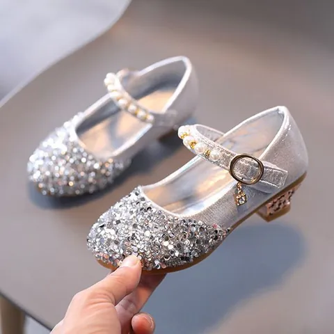 Giày Cao Gót Cho Bé Gái 9 Tuổi: Chọn Kiểu Dáng, Chất Liệu Phù Hợp