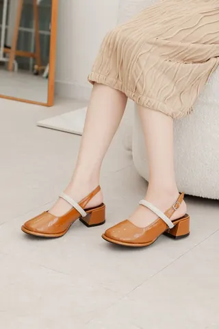 Giày Cao Gót Cho Người Bắp Chân To: Bí Quyết Chọn Đẹp, Thon Gọn