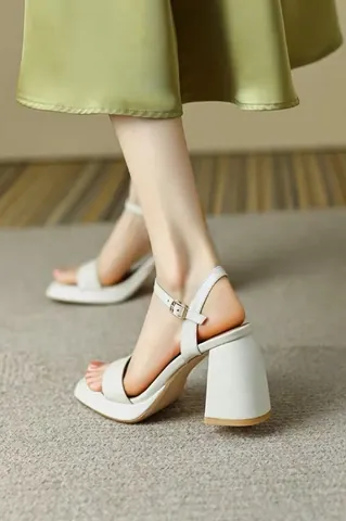 Giày Cao Gót Cho Người Bắp Chân To: Bí Quyết Chọn Đẹp, Thon Gọn