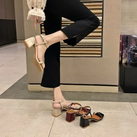 Giày Cao Gót Cho Người Chân To: Bí Quyết Chọn Kiểu Dáng Thon Gọn, Thoải Mái